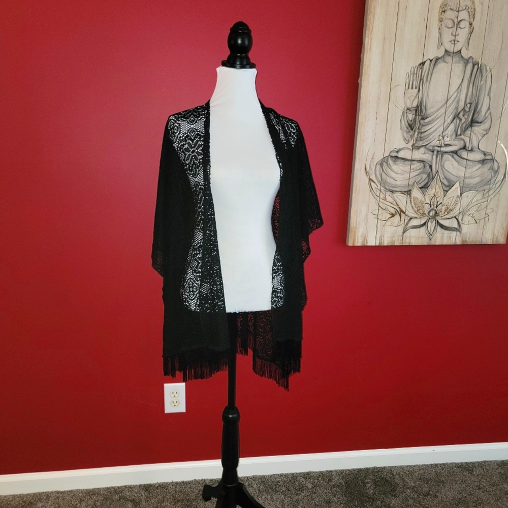 One size fits all black shaw